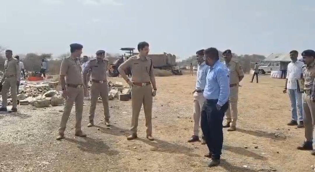 ભાવનગર ગ્રામ્ય પોલીસનો દારૂ માફિયાઓને કડક સંદેશ ૨.૨૮ કરોડથી વધુના વિદેશી દારૂનો બુલડોઝર હેઠળ નાશ